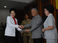 PMI DKI Jakarta Serahkan Penghargaan Motivator Donor Darah Kepada Menteri ESDM
